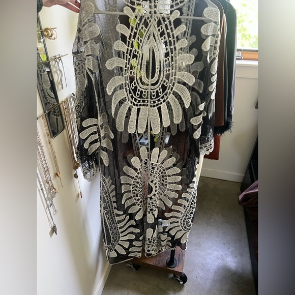 Elegant Black and White Lace Kimono/Cover Up - Picture 5 of 10